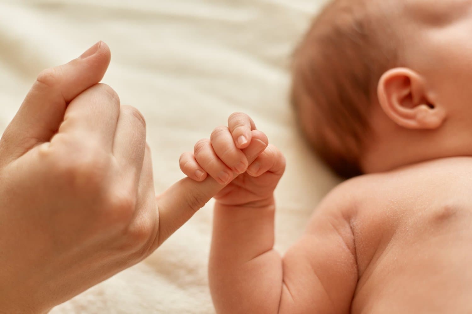Masih Pakai Sarung Tangan Bayi Terus? Ini Dampaknya untuk Perkembangan si Kecil