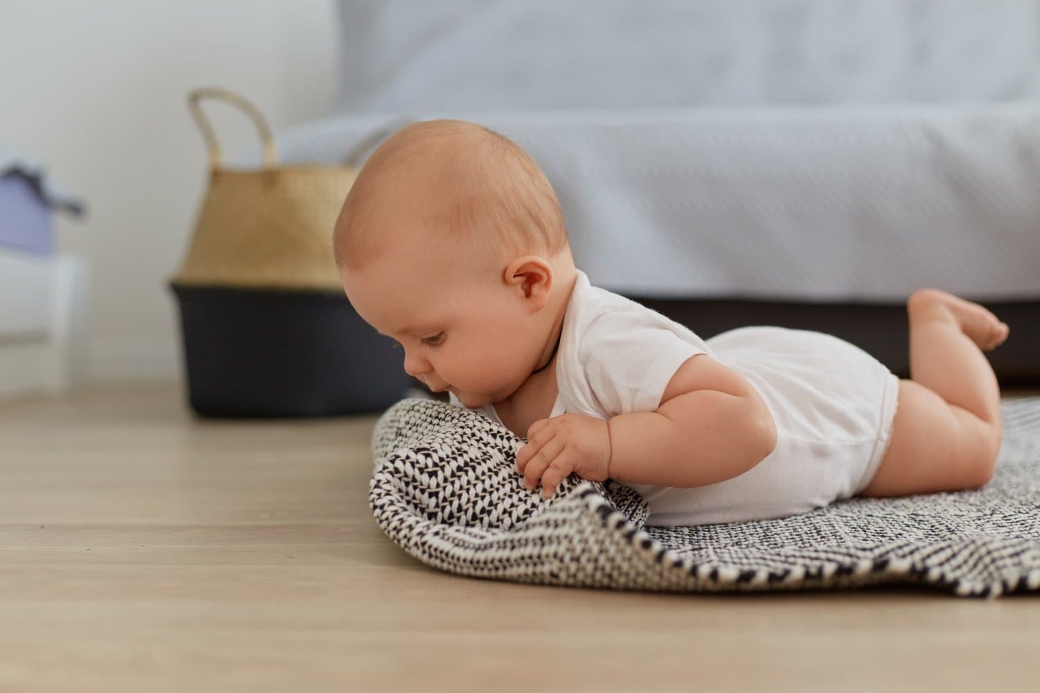 5 Cara Mengatasi Kepala Bayi Peyang dengan Tummy Time & Posisi Tidur yang Tepat
