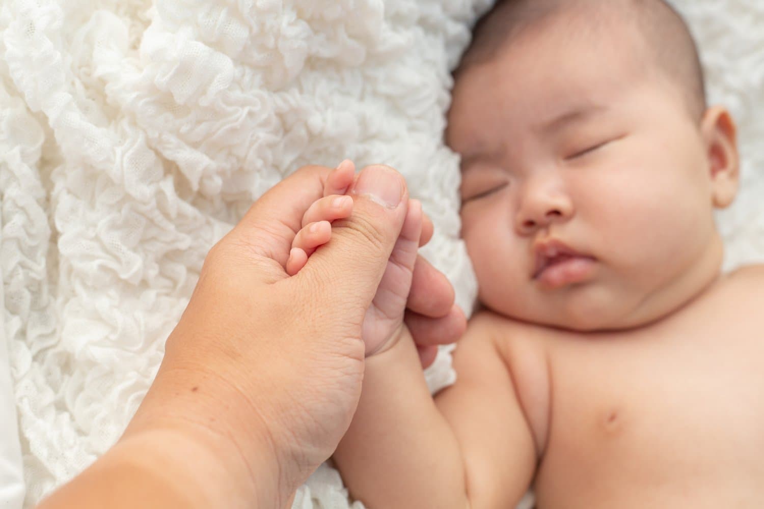 Bayi Mengepal Terus Apakah Normal? Kenali Tanda Aman vs Bahaya