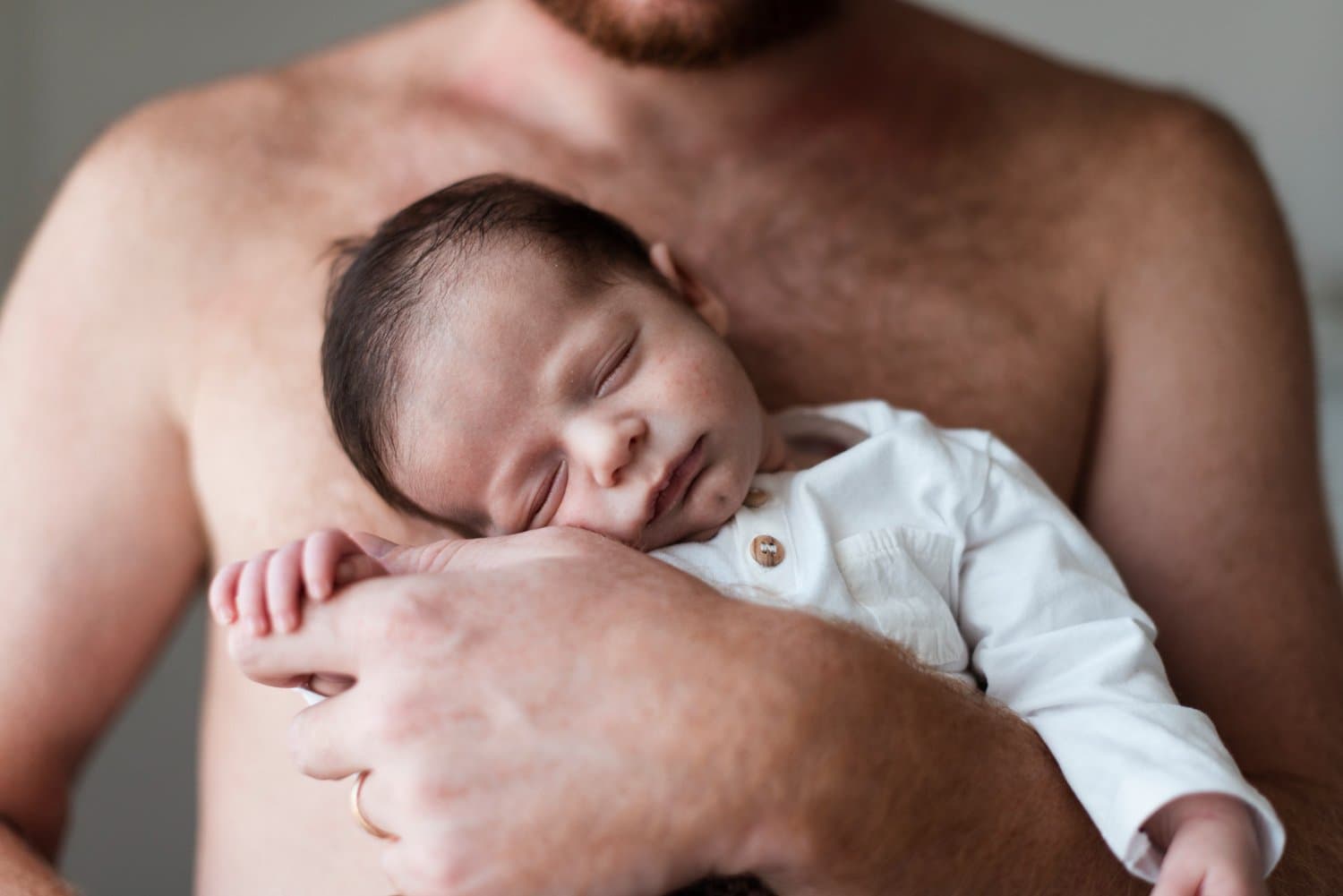 5 Cara Skin-to-Skin Ayah dengan Bayi Baru Lahir untuk Bonding Maksimal