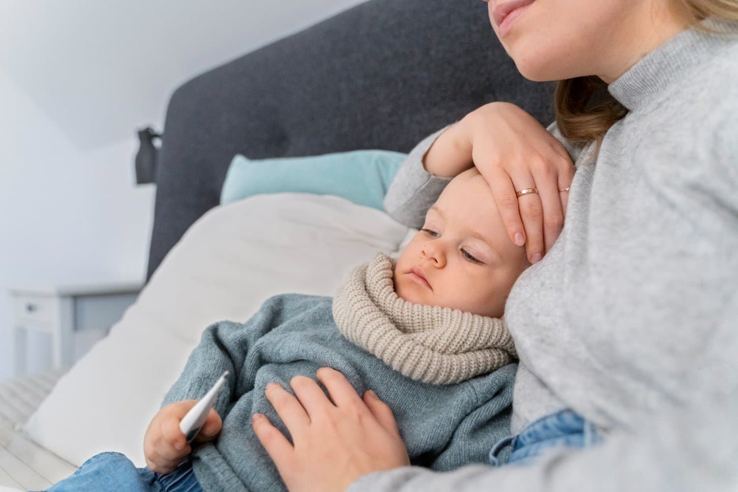 3 Pantangan Saat Bayi Demam yang Sering Dilakukan Tanpa Sadar