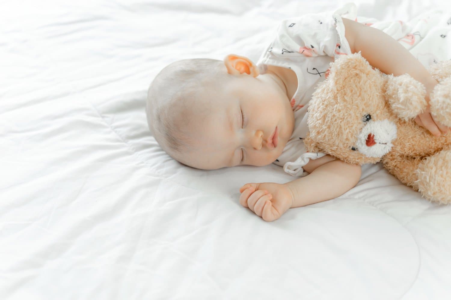 5 Alasan Bayi Tidak Butuh Bantal Hingga Usia 2 Tahun, Mommy Wajib Tahu!