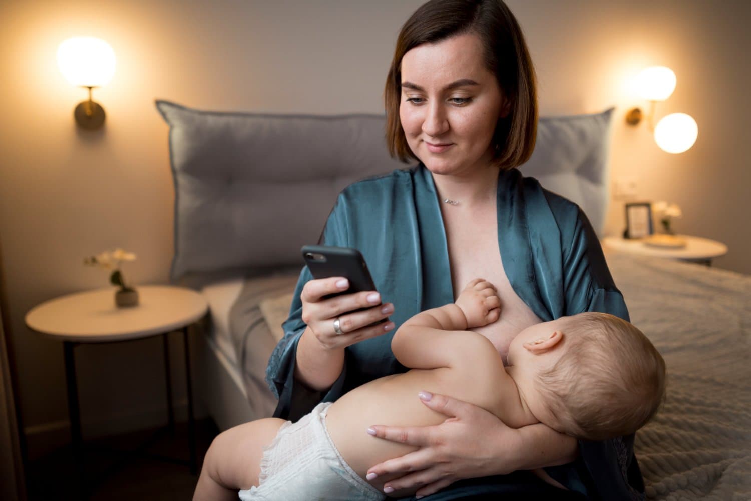 7 Risiko Menyusui Sambil Main HP pada Bayi yang Jarang Disadari