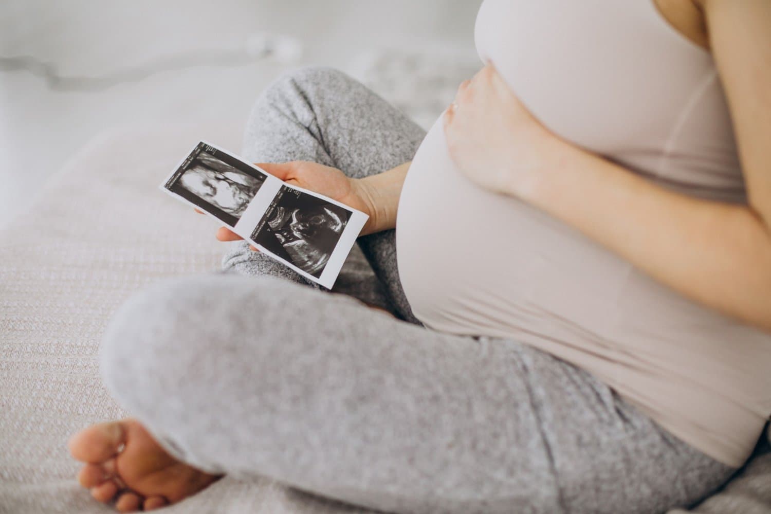 HPL Sudah Lewat tapi Belum Lahiran? Yuk Simak 8 Penyebab Bayi Terlambat Lahir
