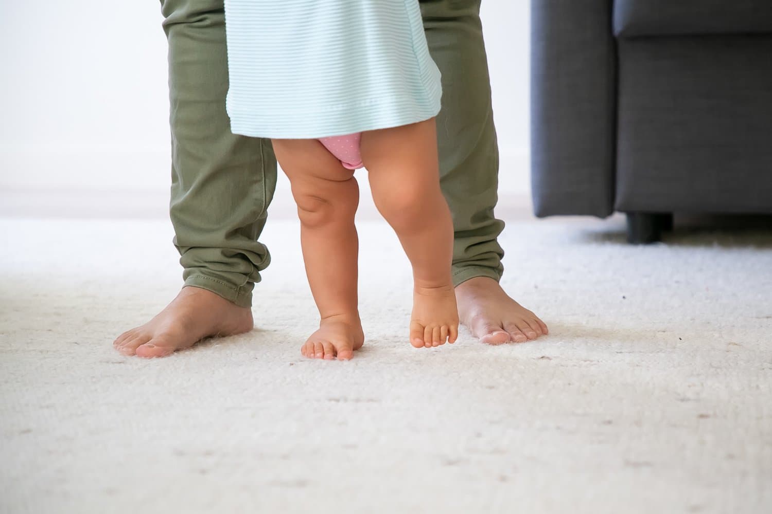 5 Risiko Melatih Bayi Berjalan Terlalu Dini yang Jarang Disadari Mommy