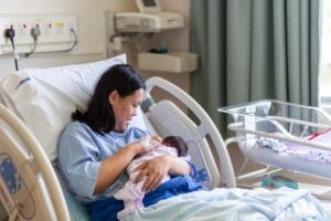 ASI Belum Keluar Setelah Melahirkan? Jangan Panik, Ini Tipsnya Biar ASI Lancar!