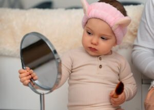 6 Manfaat Bermain Cermin untuk Bayi, Bantu Stimulasi Otak Sejak Dini